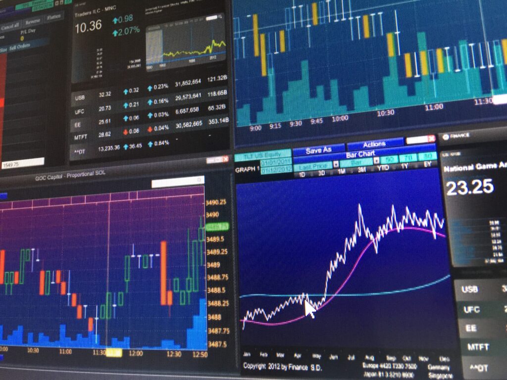 盤點2024年上半年加密貨幣市場的強勁表現 3 candle stick graph charts of stock market 2023 11 27 05 09 34 utc
