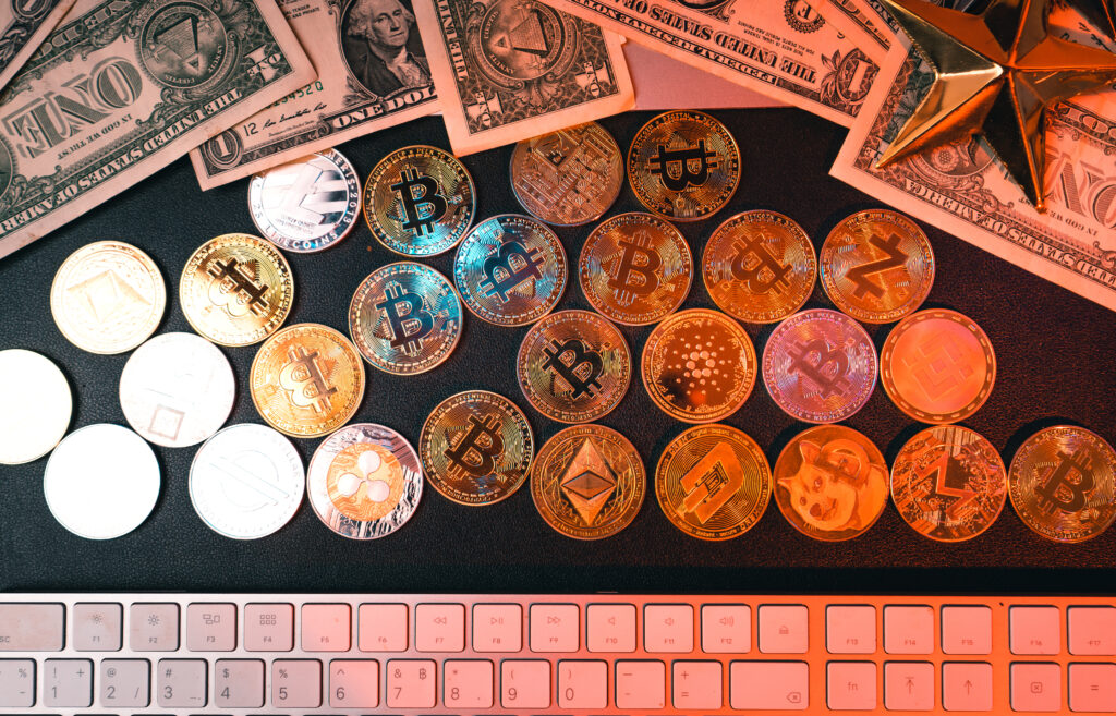 WazirX遭黑客攻擊:數萬億SHIB被盜 3 crypto coins and money on the desktop 2023 11 27 05 16 20 utc