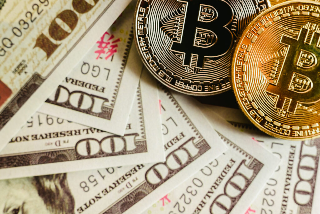 韓國加密貨幣市場迎來24小時監控時代:《虛擬資產用戶保護法》的實施 3 gold and silver bitcoins on hundred dollar america 2023 11 27 05 28 12 utc
