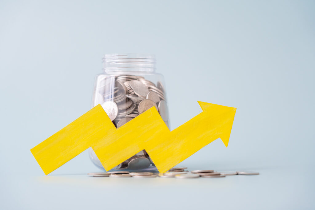 Abercrombie & Fitch:393.20%的營收增長實現逆境中的華麗轉身 3 savings money increase coins in jar and yellow pap 2023 11 27 04 51 26 utc