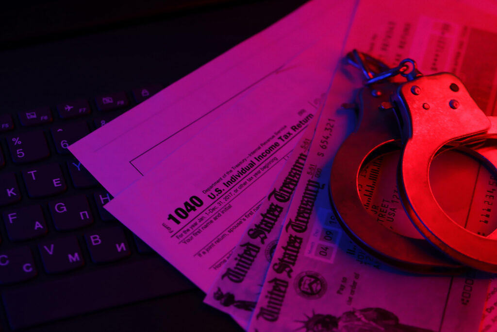 Northern Data的財務風波:前高管揭露逃稅過千萬,欠債800萬美元 3 us tax refund check and handcuffs on computer keyb 2024 07 29 18 57 23 utc