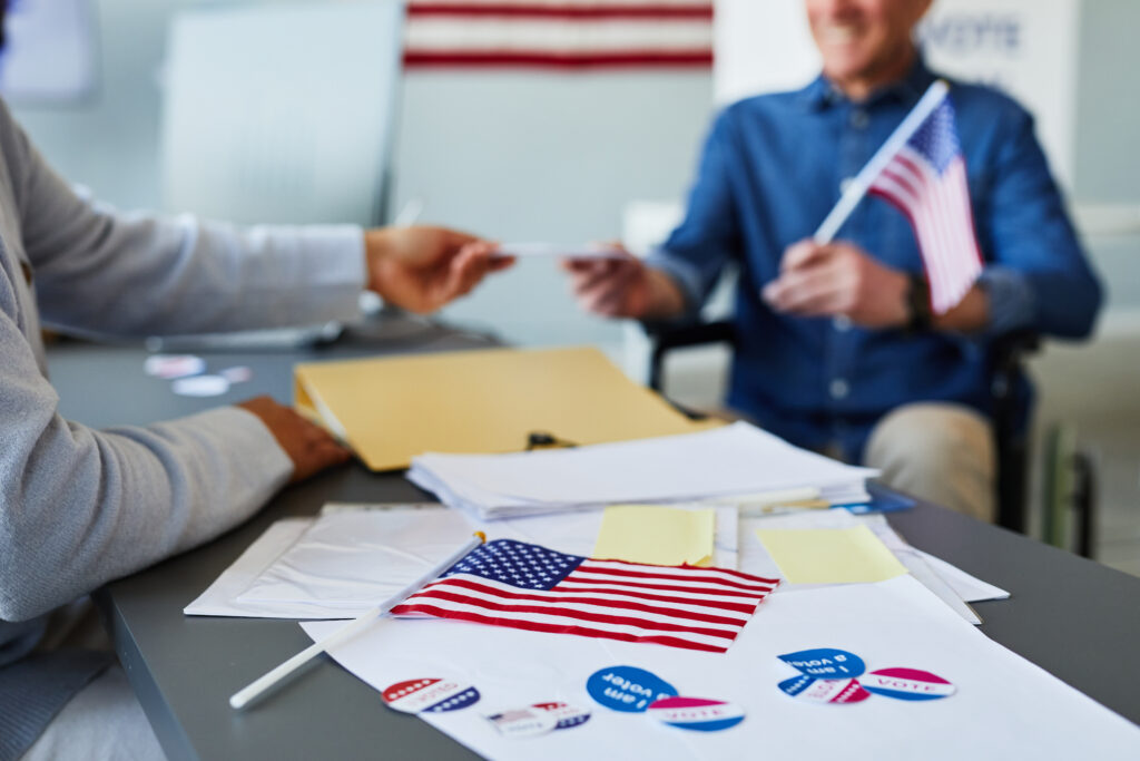 Cathie Wood力挺特朗普:加密貨幣成競選亮點 3 usa voting background 2023 11 27 04 55 27 utc