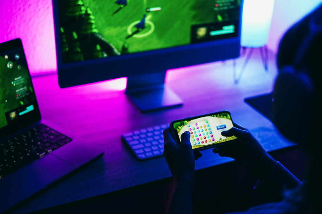 《Shrapnel》:區塊鏈遊戲的新里程碑 3 girl gamer playing video game online on mobile pho 2023 11 27 05 10 42 utc
