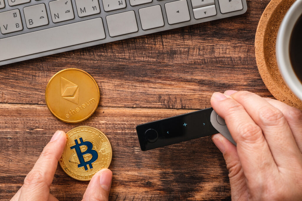 【逆市上揚】TRX如何在市場恐慌中保持增長 3 hand holding hardware wallet and transfer bitcoin 2023 11 27 05 27 56 utc